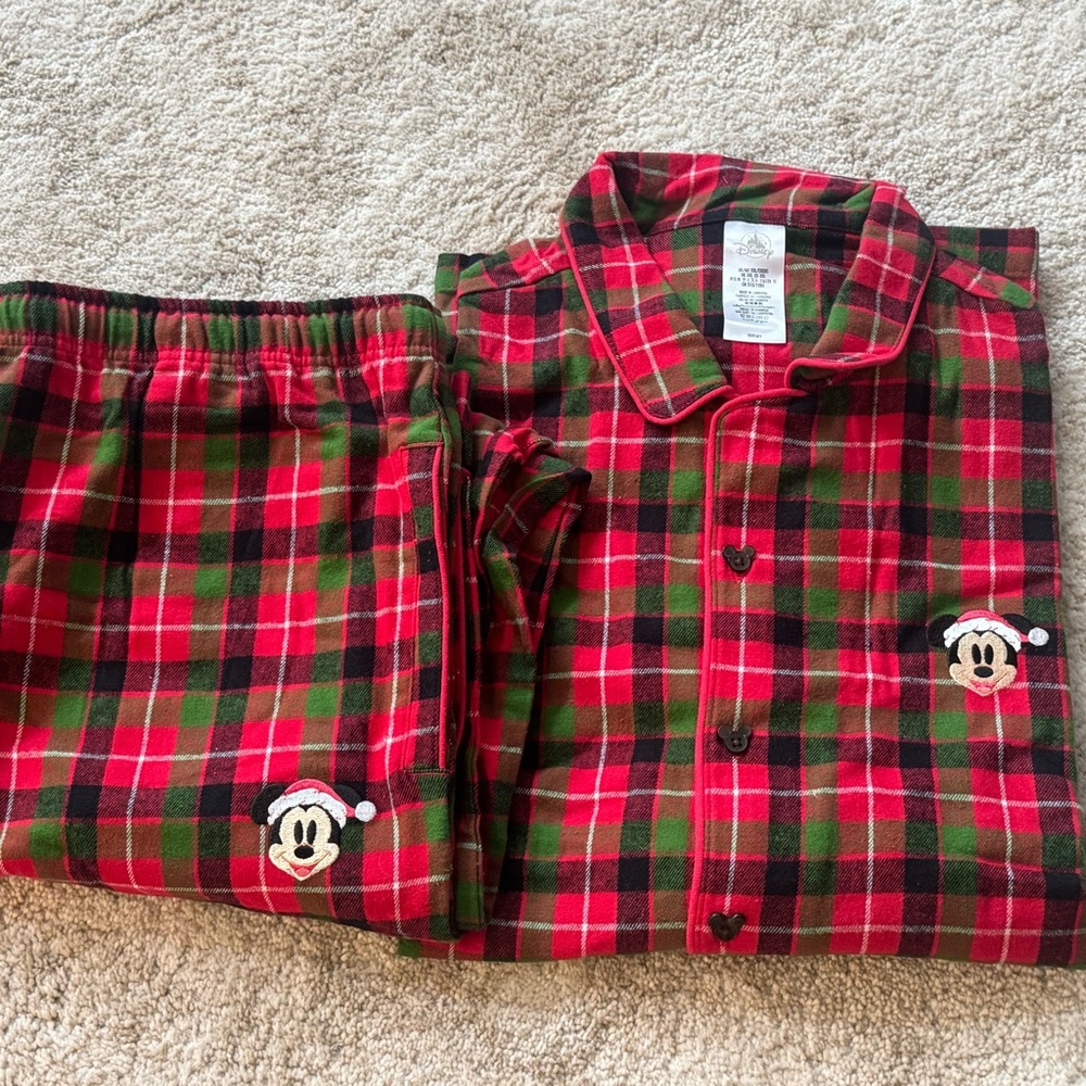 BNWT Men’s Mickey Mouse plaid holiday Pajama Set - Red and Green